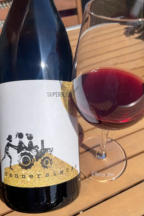 Glass of red wine of Superglitzer by Rennersistas